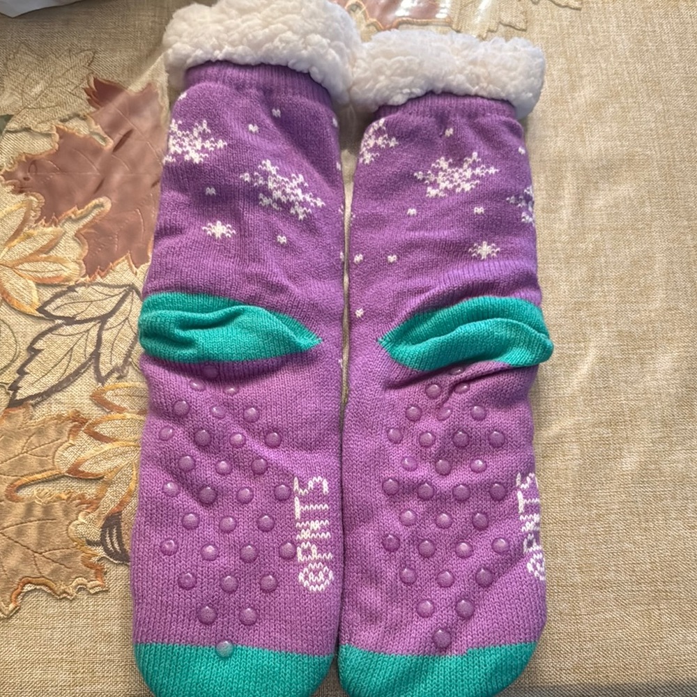 Women's Peanuts Snoopy Snowflake Purple Sherpa Lined Non Slip Grip Socks - Picture 2 of 5
